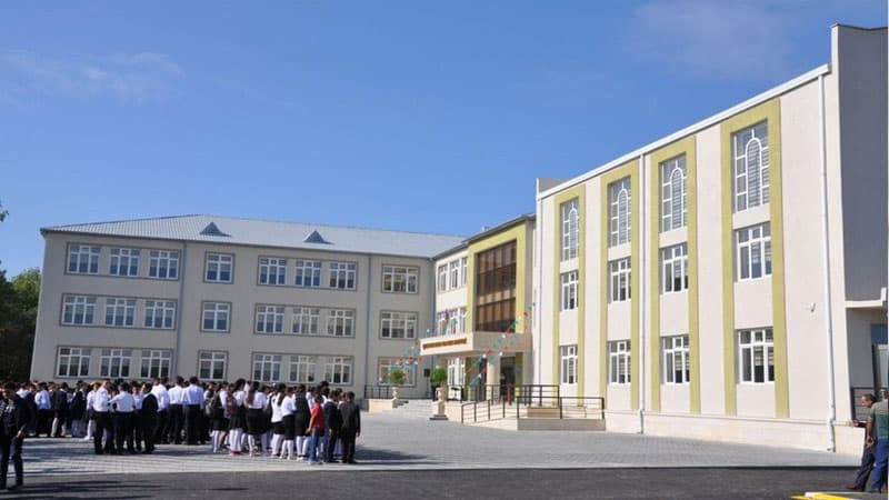Direktorun şagirdin hicabını açması xəbəri ilə bağlı (RƏSMİ AÇIQLAMA)