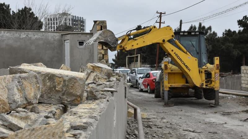 Bakıda qanunsuz tikili və hasarlar sökülür (FOTOLAR)