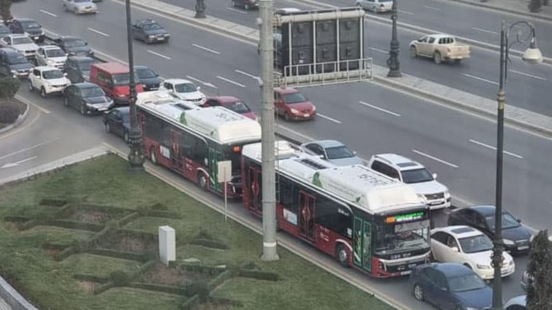 Bakıda yolun ortasına beton qarışığı töküldü, sıxlıq yandı (FOTOLAR)