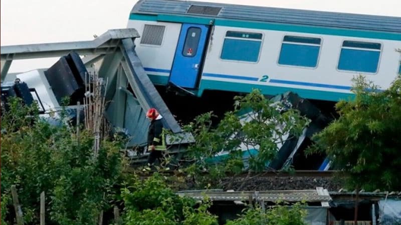 Sumqayıtda yük qatarı ilə sərnişin avtobusu toqquşdu, ölən var