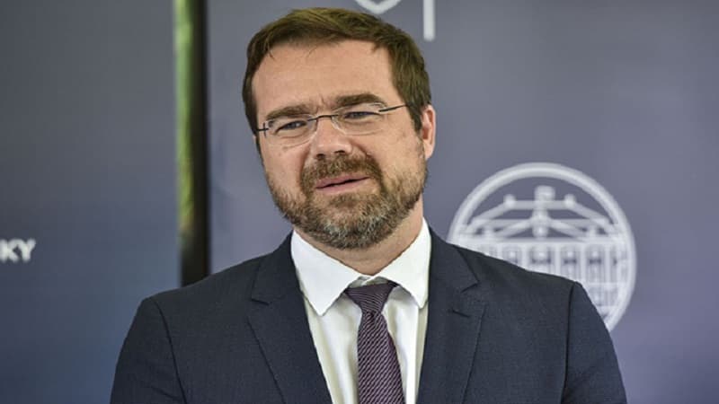 Slovakiya səhiyyə naziri rus peyvəndinə görə istefa verdi