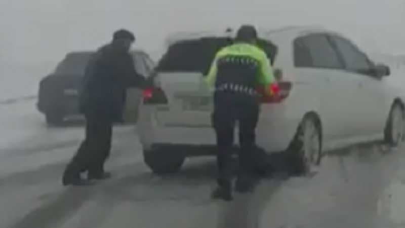 Polis qarlı yolda sürücülərə belə kömək edir (VİDEO)