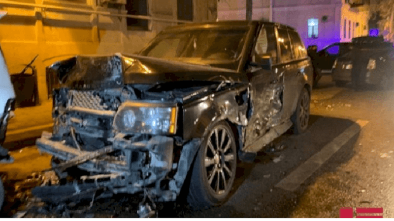 Bakıda “Range Rover” 5 avtomobilə çırpılıb, xəsarət alan var
