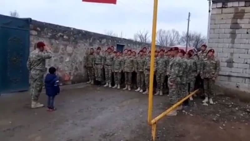 Şəxsi heyət şəhid komandirin övladının ziyarətinə getdi (FOTO/VİDEO)