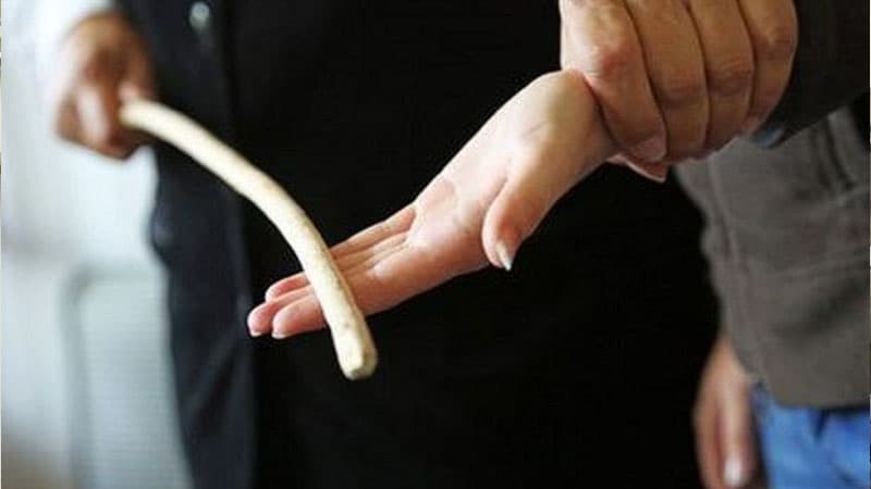 Nazir şagirdin döyülməsinə görə direktoru və müavinini cəzalandırdı