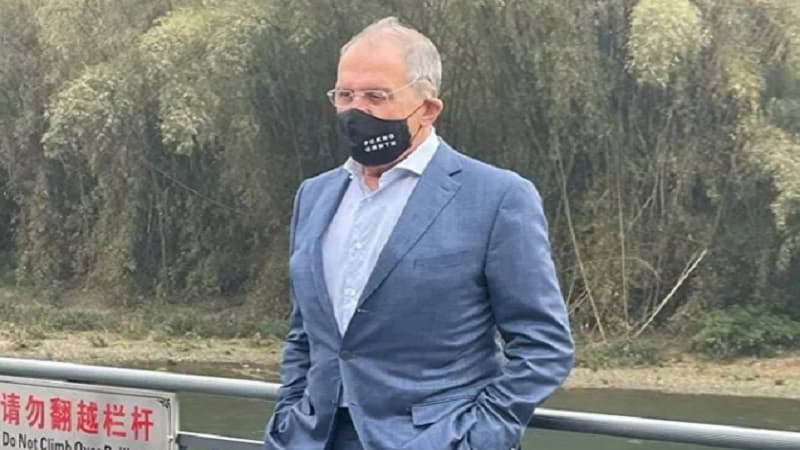 Lavrovun maskasındakı yazı marağa səbəb oldu (FOTO)
