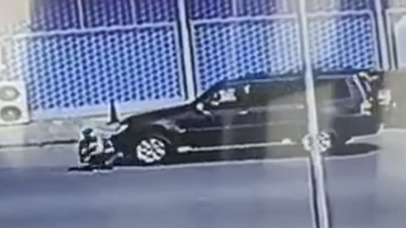 Sürücülərin nəzərinə: Bu qadın özünü qəsdən maşının altına atır (VİDEO)