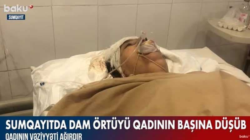 Sumqayıtda dam örtüyü qadının başına düşdü (VİDEO)
