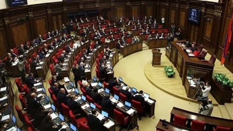 Ermənistanda hərbi vəziyyət ləğv edildi