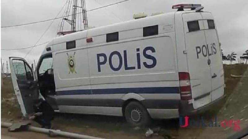 Bakıda məhbus daşıyan polis maşını qəzaya düşdü (VİDEO)