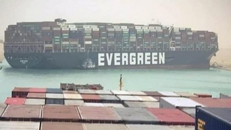 Bir gəmi Süveyş kanalında bütün hərəkəti iflic etdi: Problem böyüyür