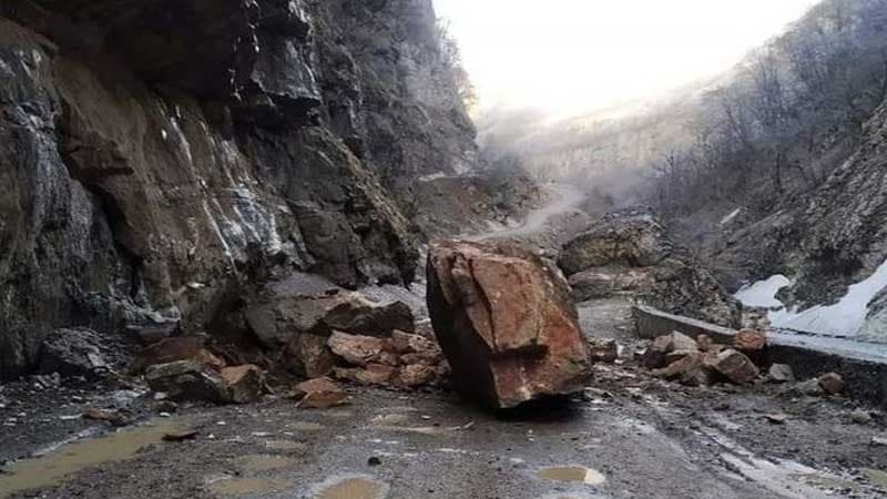 Dağdan qopan qaya Quba-Xınalıq yolunu bağladı