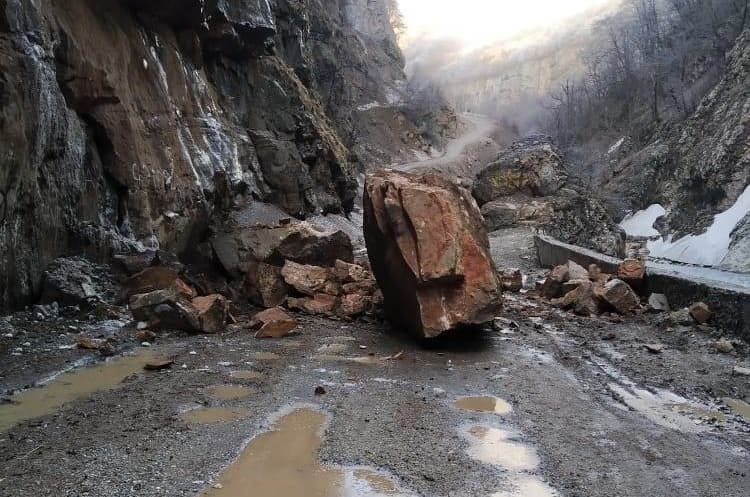 Quba-Xınalıq yoluna 10 tonluq qaya parçası düşdü (FOTO)