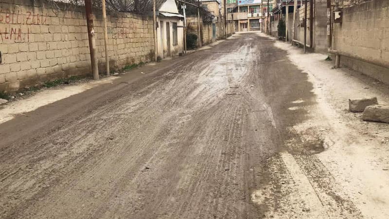 Abşeronda 6 ay əvvəl asfaltlanan yol dağıldı (FOTOLAR)