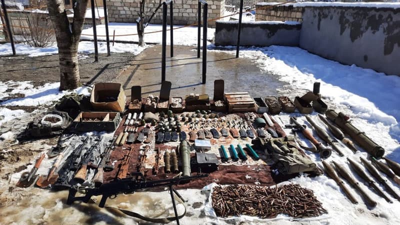 Şuşada ermənilərin atıb qaçdığı silahlar tapıldı (FOTO)