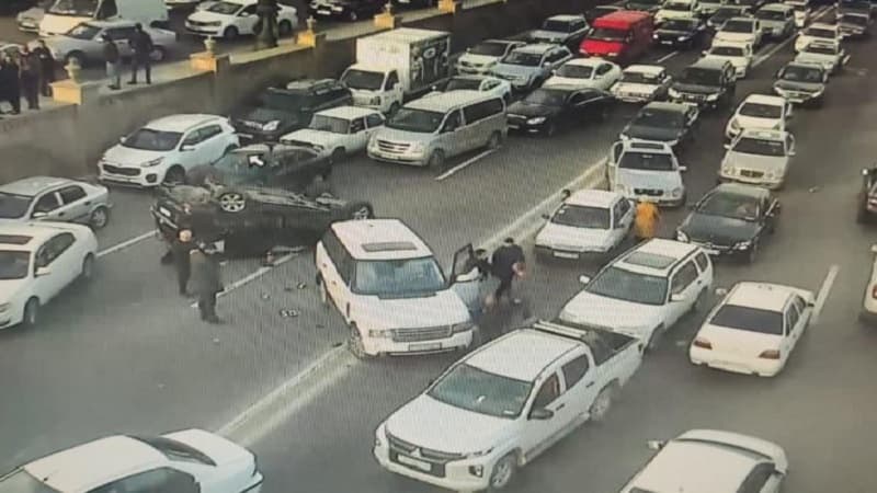 Bakıda tıxaca səbəb olan qəzada 3 nəfər yaralandı