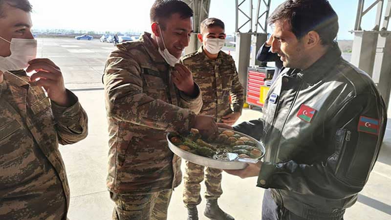 Səlçuk Bayraktar PUA təlimlərini bitirən azərbaycanlılarla bir arada (FOTO)