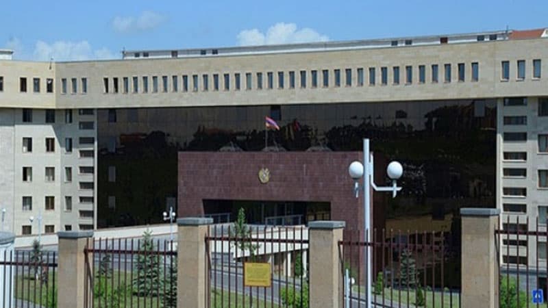 Erməni generallar Müdafiə Nazirliyinin hasarının üstündən tullanmalı oldu