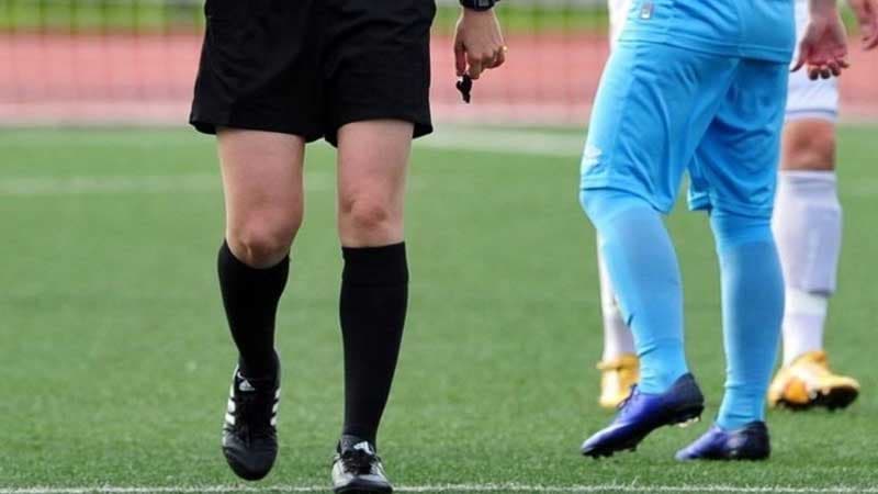 İranda futbol matçının canlı yayımı qadın hakimə görə dəfələrlə kəsildi