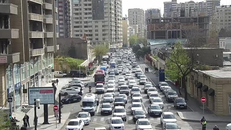 Bakıda 11 marşrut xətti üzrə avtobuslar gecikir (FOTO)