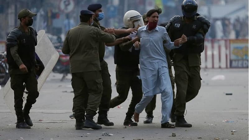 Pakistanda terror təşkilatı liderinin həbsi kütləvi etirazlara səbəb oldu