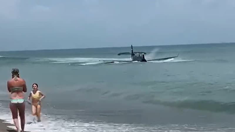 II Dünya müharibəsinin bombardmançı təyyarəsi çimərlikdə suya endi