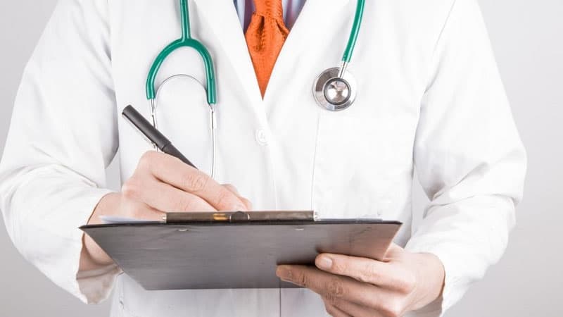 Daha 2 həkim nöqsanlara görə işdən çıxarıldı