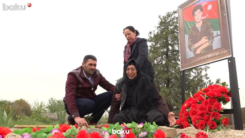 28 ildən sonra oğlunun məzarına qovuşan ananın fəryadı (VİDEO)