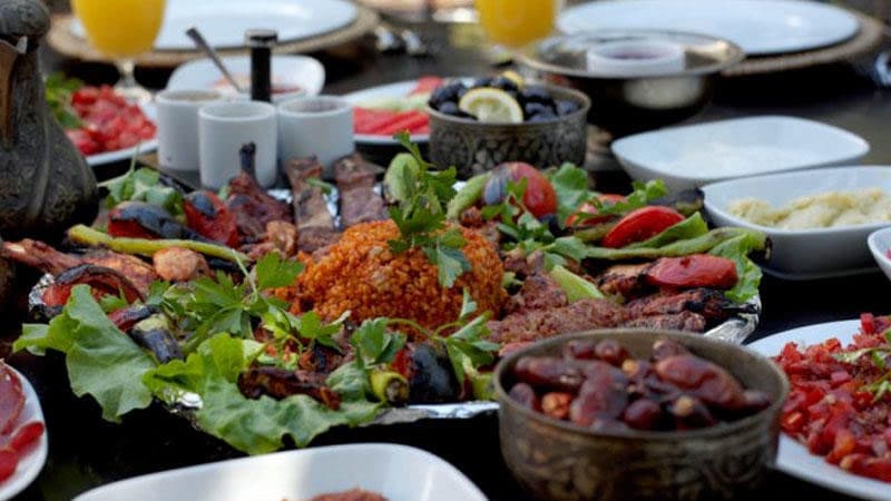 Bahalı iftar süfrələri: Restoranlar qiymətləri kəllə-çarxa qaldırıb