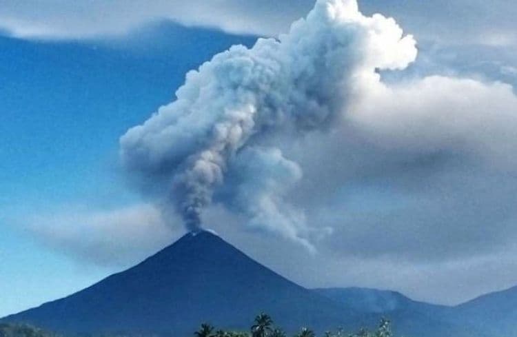 Yaponiyada vulkan püskürdü