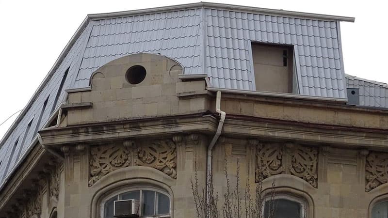 Bakıda tarixi binanın üzərində tikilən mansard sökülür (FOTO)