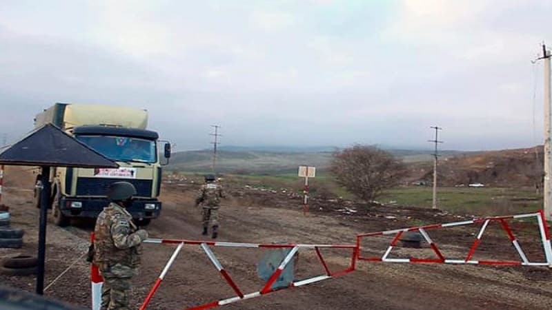 İşağdan azad edilmiş yerə keçmək istədi: Polisi maşınla vurdu