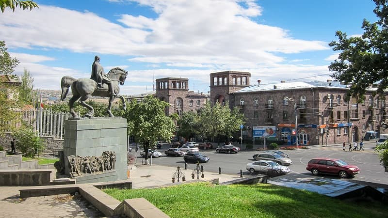 Azərbaycanlı Yerevanın mərkəzində topraq sahəsi aldı