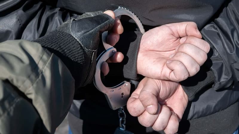 Polis əməkdaşlarının üzərinə avtomobil sürən şəxs həbs edildi