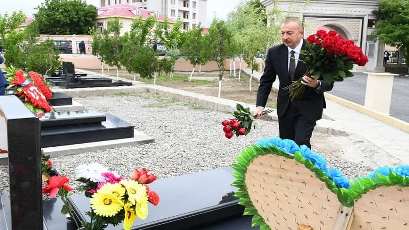 İlham Əliyev Naxçıvanda Vətən müharibəsi şəhidlərinin məzarlarını ziyarət etdi (FOTO)