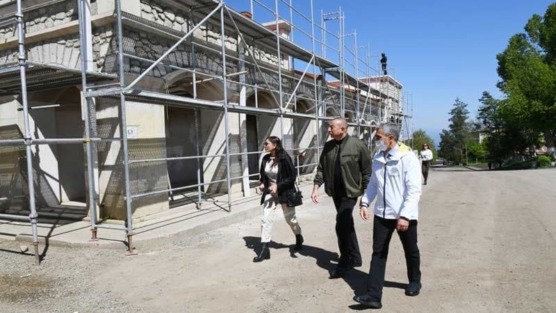 Prezident ailə üzvləri ilə Şuşa Rəsm Qalereyasında (FOTO)