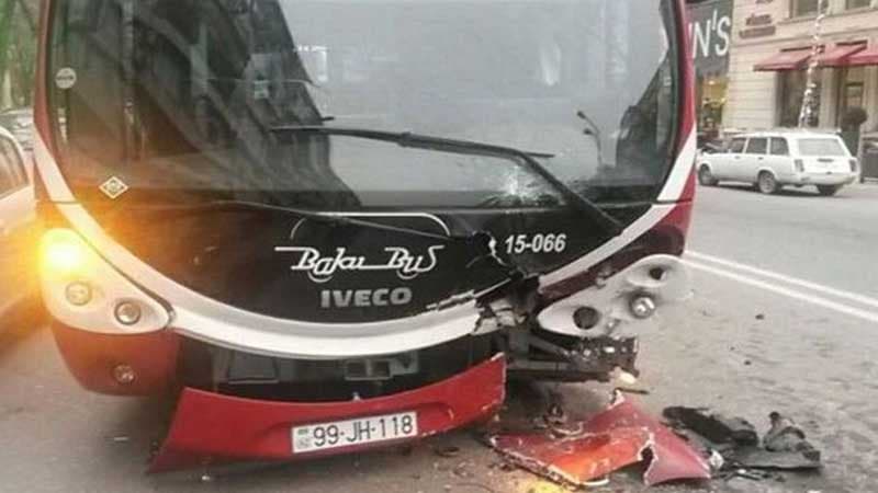 Bakıda sərnişin avtobusu qəzaya düşdü