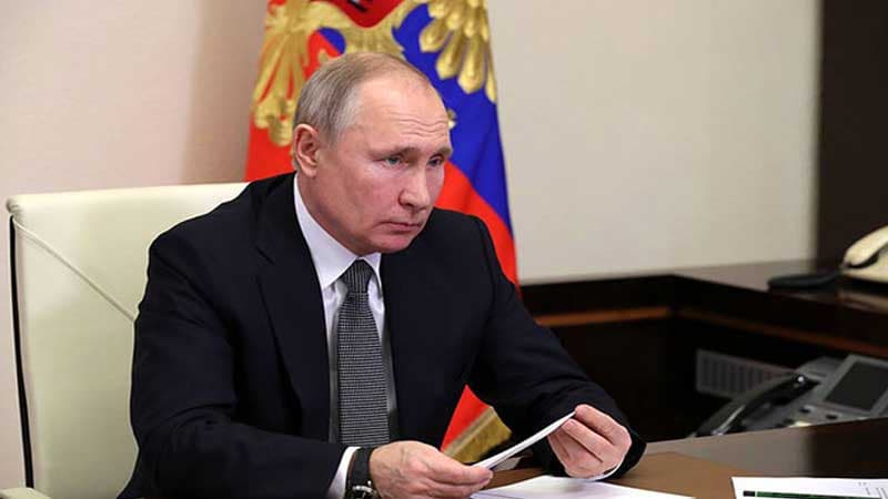 “Ölkəmizdən nəyisə qoparmaq istəyənlərin dişlərini qırarıq” - Putin