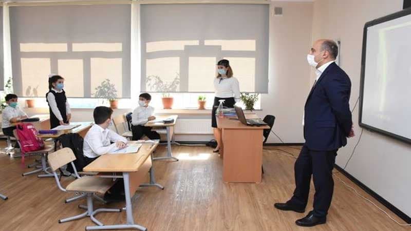 Təhsil naziri şagirdlərlə görüşdü (FOTO)