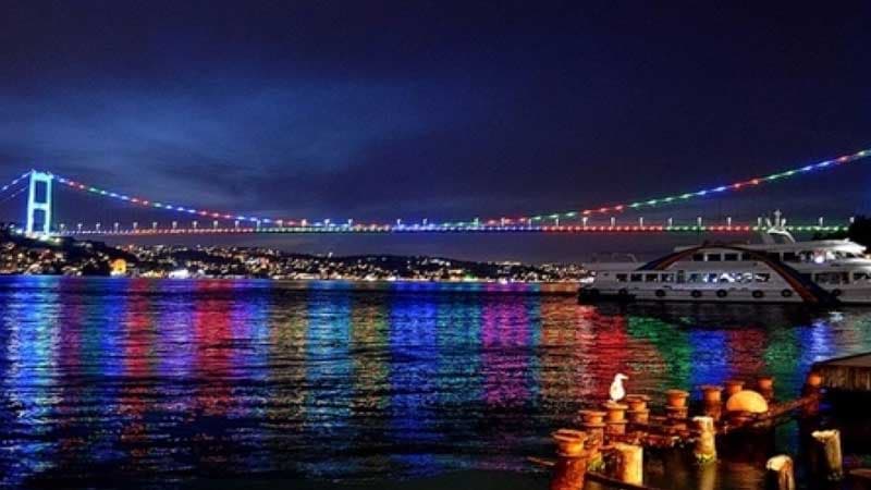 İstanbul körpüləri Azərbaycan bayrağının rəngləri ilə işıqlandırıldı (VİDEO)