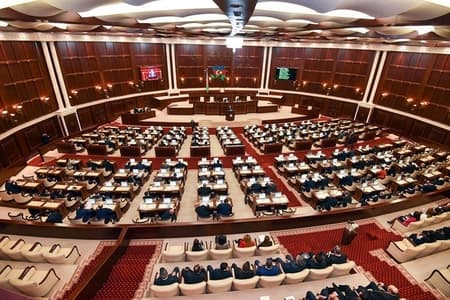 Parlamentdə Şuşa müzakirələri: şəhərə niyə hamı buraxılmasın?