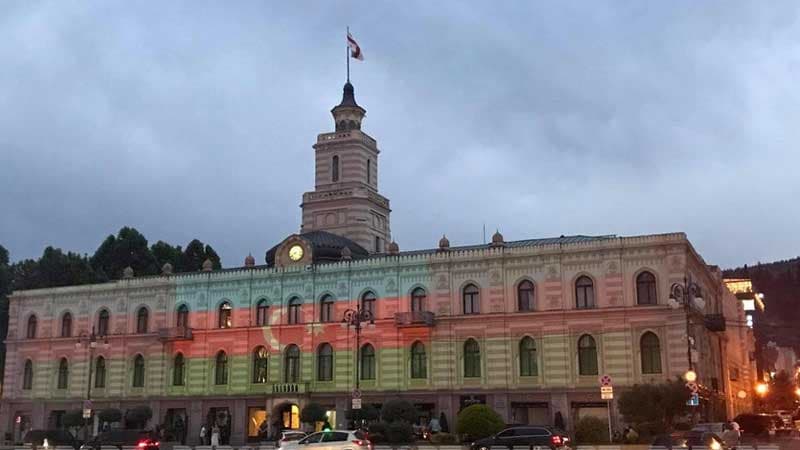 Tbilisi teleqülləsi Azərbaycan bayrağının rəngləri ilə işıqlandırıldı (FOTO)