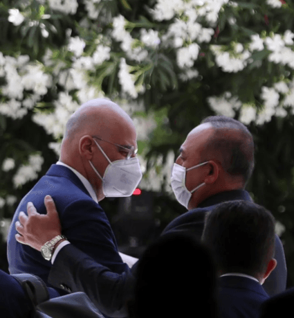 Çavuşoğlu diplomatik qalmaqal yaşadığı yunan həmkarı ilə qucaqlaşıb barışdı (FOTO)