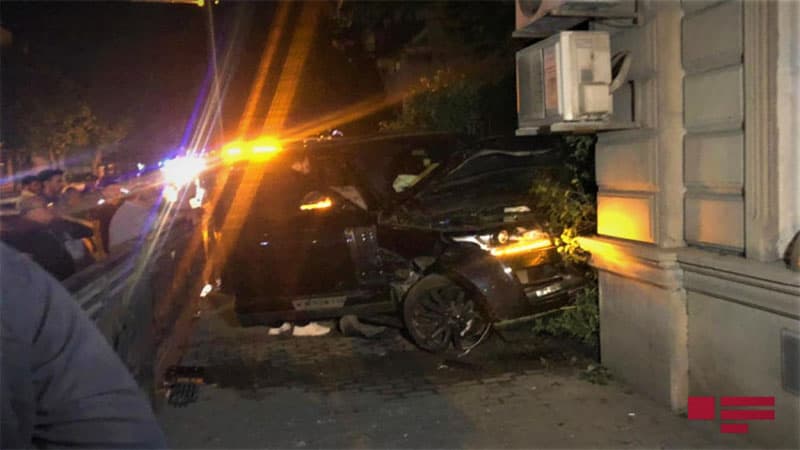 Bakıda “Range Rover” binanın divarına çırpıldı  (VİDEO)