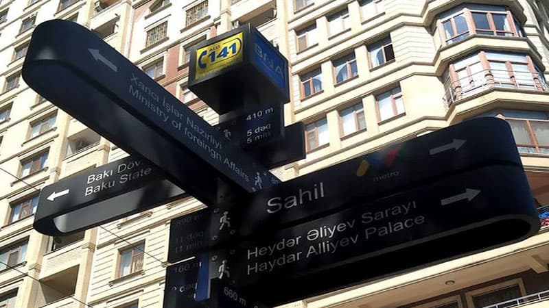 Paytaxtda daha bir istiqamətləndirici lövhədə səhv buraxıldı (FOTO)