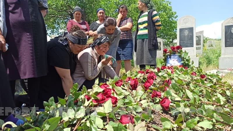 Vəkil Abdullayevin anası: "Oğlumu qətlə yetirənə ən ağır cəza tələb edirəm"