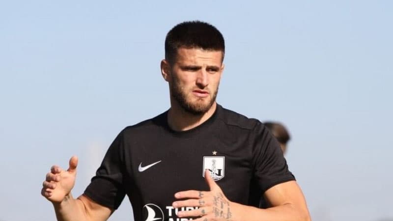 Alban futbolçu "Neftçi"dən getdi