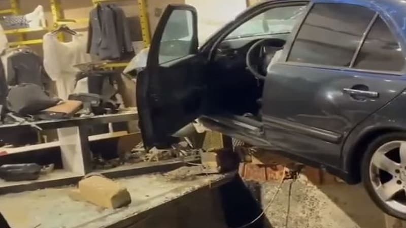Bakıda avtomobil mağazaya çırpılıb, xəsarət alan var (VİDEO)