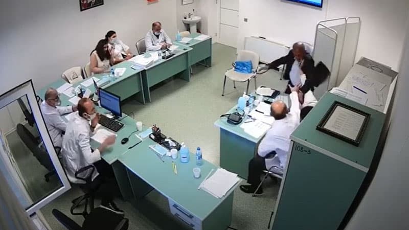 Saxta əlilliyi ifşa olunan kişi qadın həkimə hücum çəkdi (VİDEO)