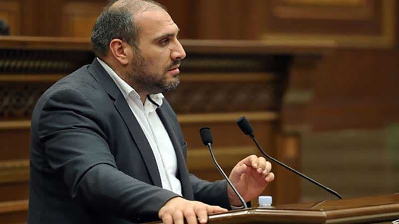 Paşinyanın partiyasından daha bir deputat mandatından imtina etdi